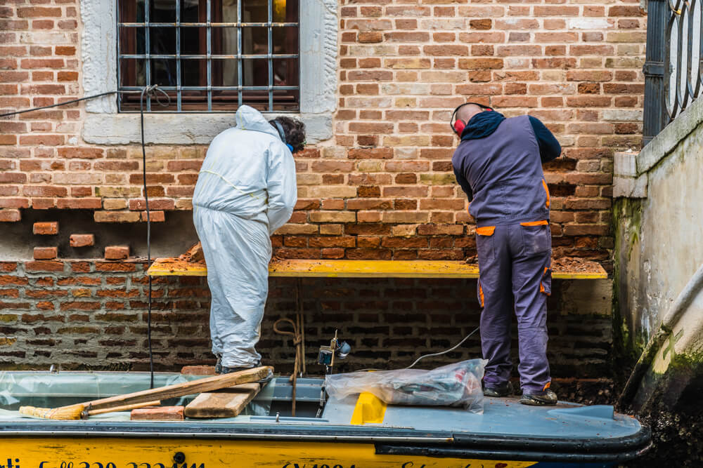 Venice,,Veneto/italy-february,,21,,2020:,In,Venice,,Two,Workers,In,Working