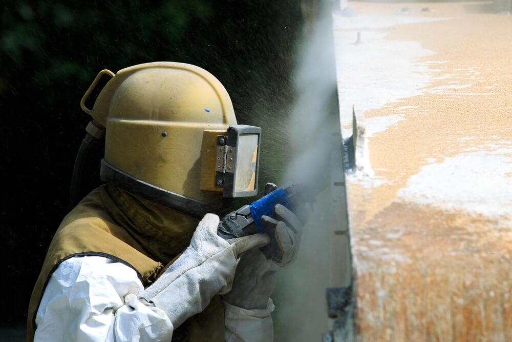 Worker,Is,Remove,Paint,By,Air,Pressure,Sand,Blasting