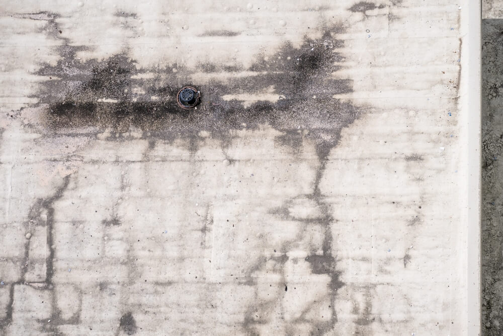 Directly,Above,A,White,Flat,Roof,Building,Drain